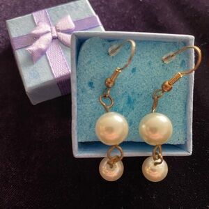 Pearl drop earrings. (Faux pearls)